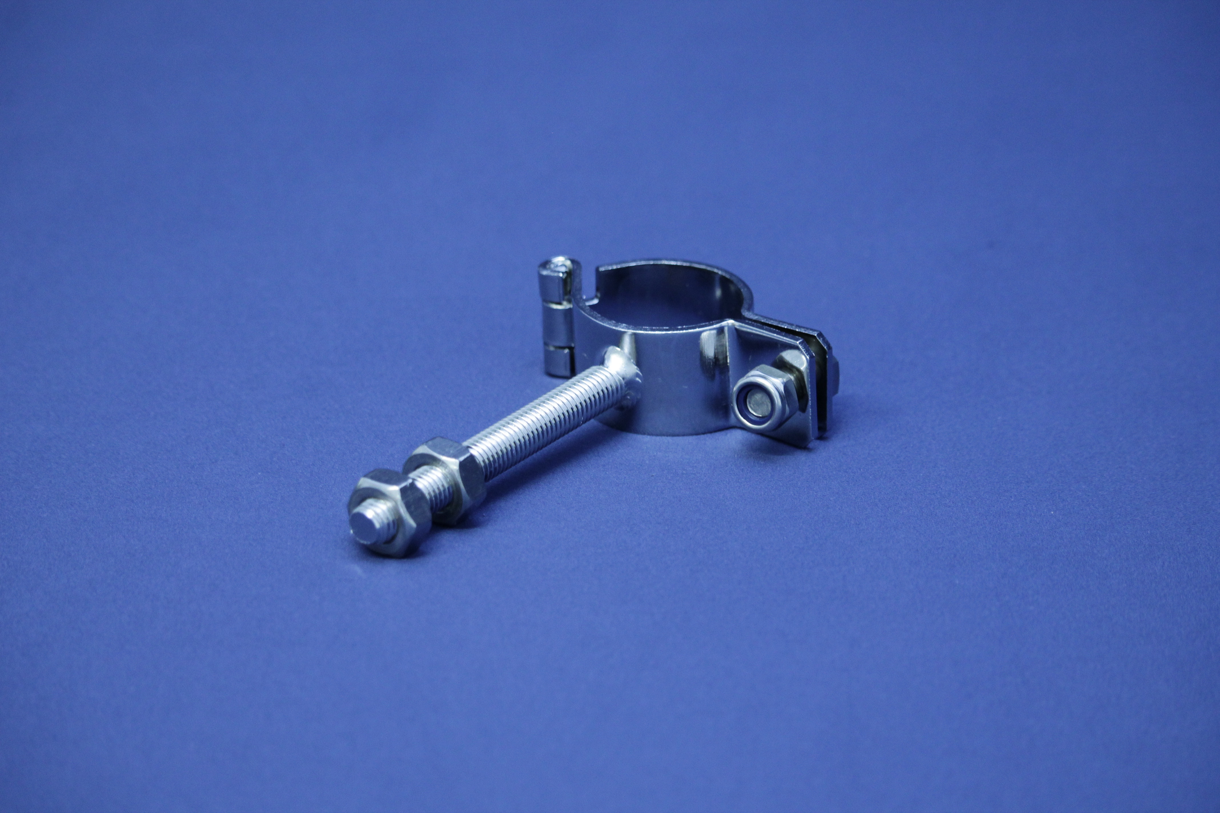 PIPE CLAMP HINGED DN 20 304 POL. WITH THREADED SHANK